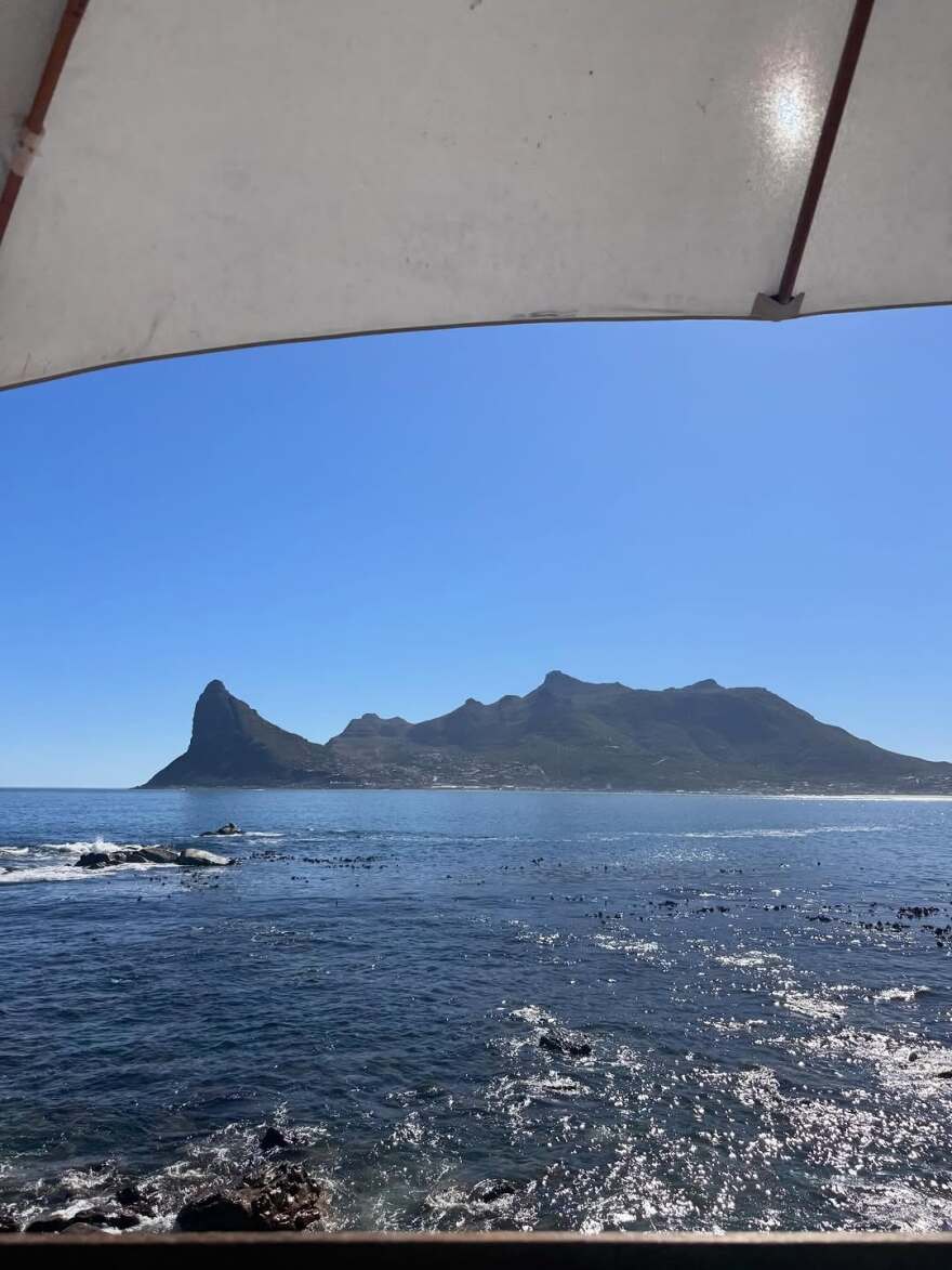 Η Μαριέττα Χρουσαλά πόζαρε με μαγιό στο Κέιπ Τάουν
