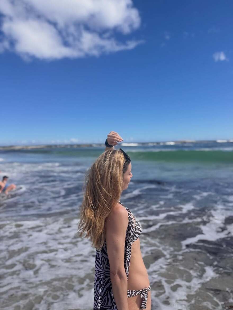 Η Μαριέττα Χρουσαλά πόζαρε με μαγιό στο Κέιπ Τάουν
