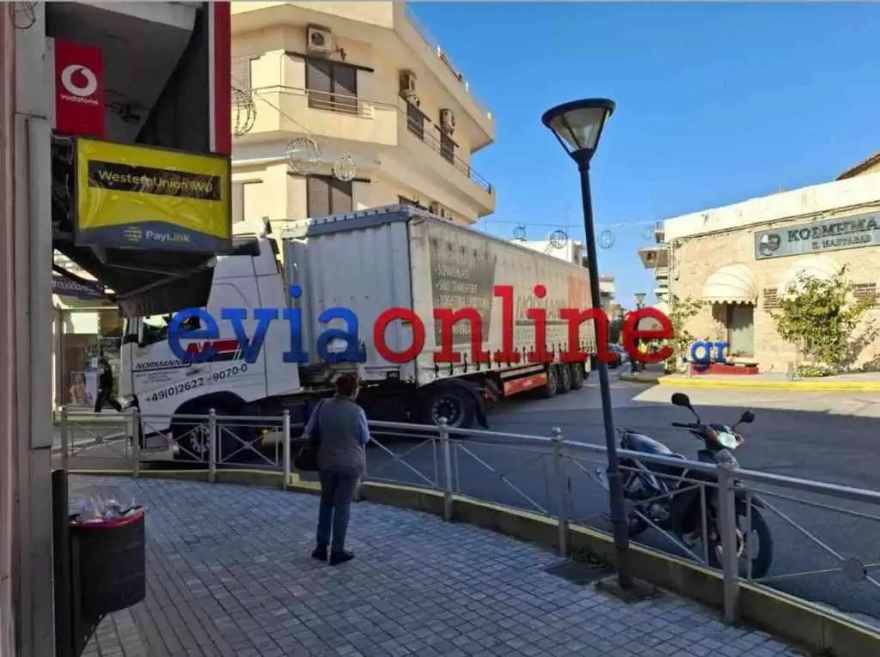 Δείτε εικόνες: Νταλίκα σφήνωσε σε κεντρικό δρόμο στο Αλιβέρι λόγω... λάθους του GPS, έκοψαν κάγκελο για να περάσει