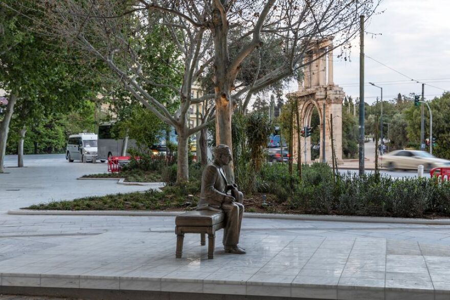 Ο Καβάφης «συνομιλεί» με τους περαστικούς στον πεζόδρομο της Διονυσίου Αρεοπαγίτου - Δείτε βίντεο και φωτογραφίες