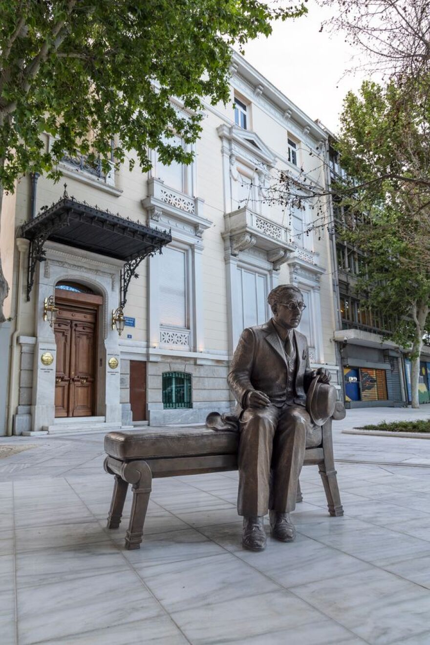 Ο Καβάφης «συνομιλεί» με τους περαστικούς στον πεζόδρομο της Διονυσίου Αρεοπαγίτου - Δείτε βίντεο και φωτογραφίες