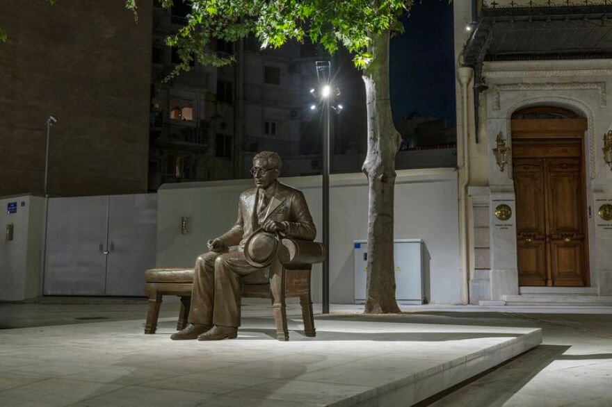 Ο Καβάφης «συνομιλεί» με τους περαστικούς στον πεζόδρομο της Διονυσίου Αρεοπαγίτου - Δείτε βίντεο και φωτογραφίες