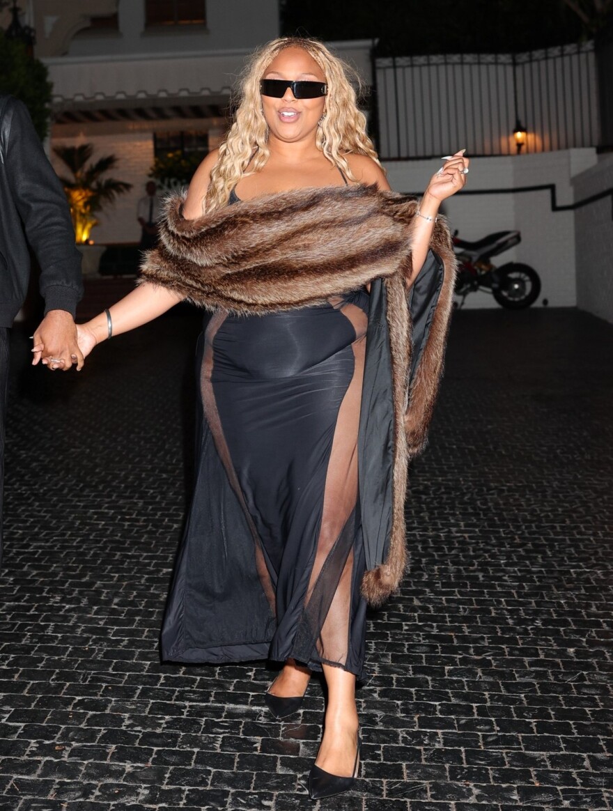 Lizzo: Με αποκαλυπτικό φόρεμα και γούνινη εσάρπα γιόρτασε τα γενέθλιά της στο Λος Άντζελες
