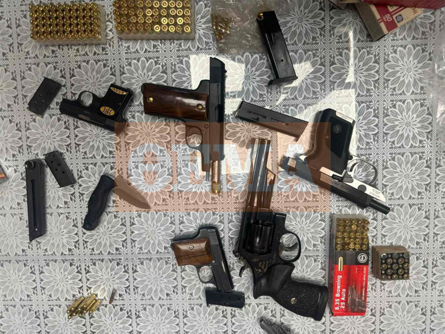 Επιχείρηση της ΕΛΑΣ στη δυτική Αττική, μόνο σε ένα σπίτι στο Μενίδι βρέθηκαν 4 όπλα, γεμιστήρες και μαχαίρι