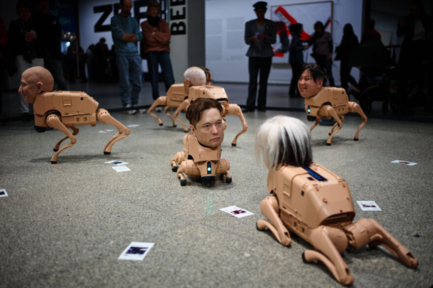 Ρομποτικά «σκυλιά» με τα κεφάλια των Μασκ, Ζούκερμπεργκ και Μπέζος προκαλούν αίσθηση σε έκθεση στο Βερολίνο
