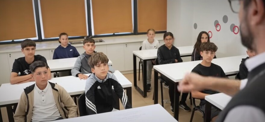Μελέτης Ηλίας και Βίντα «διδάσκουν» την ιστορία της ΑΕΚ στο ευφάνταστο βίντεο για την ανανέωση του Κροάτη


