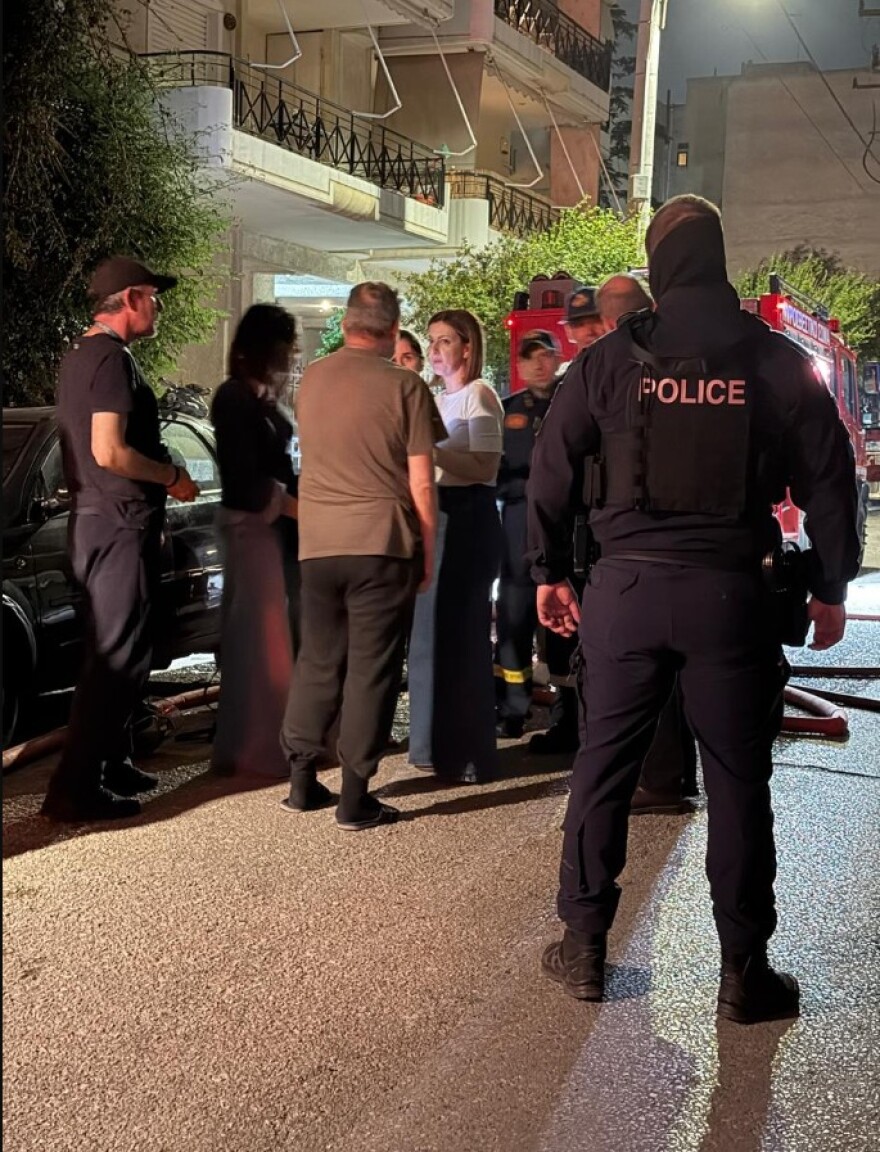 Χρυσοχοΐδης και Αγαπηδάκη στο Ίλιον μετά τη μεγάλη φωτιά που κατέστρεψε διαμερίσματα, δείτε φωτογραφία
