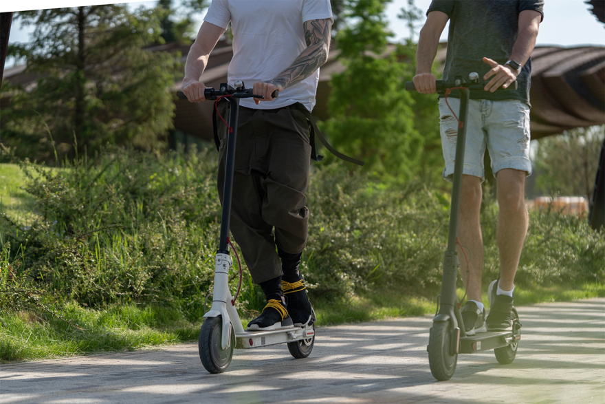 Χάος με τα ηλεκτρικά πατίνια στους δρόμους: Γεμίζουν τα επείγοντα με ανήλικους, τι ισχύει στην Ελλάδα και σε άλλες ευρωπαϊκές χώρες