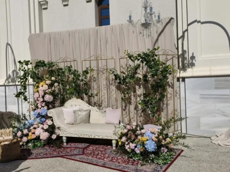 Ο αλά Bridgerton γάμος του Φειδία Παναγιώτου και της Στυλιάνας Αβερκίου, δείτε βίντεο και φωτογραφίες
