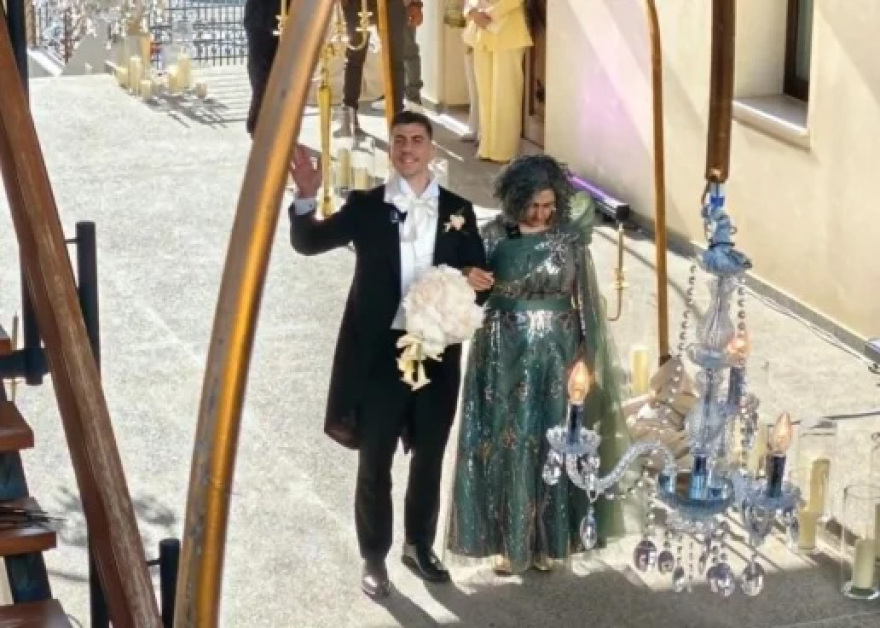 Ο αλά Bridgerton γάμος του Φειδία Παναγιώτου και της Στυλιάνας Αβερκίου, δείτε βίντεο και φωτογραφίες
