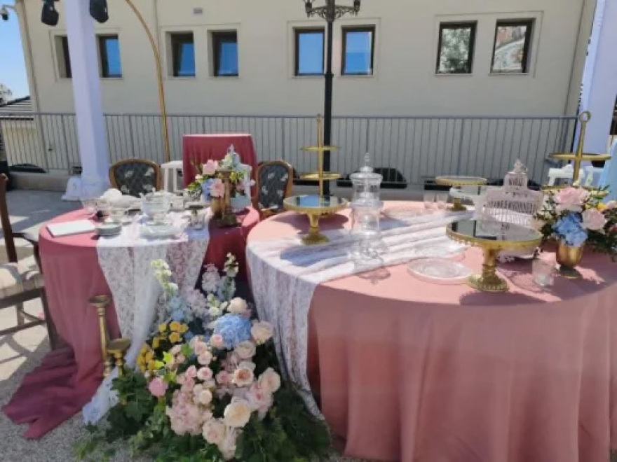 Ο αλά Bridgerton γάμος του Φειδία Παναγιώτου και της Στυλιάνας Αβερκίου, δείτε βίντεο και φωτογραφίες
