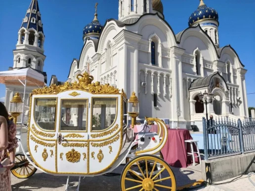 Ο αλά Bridgerton γάμος του Φειδία Παναγιώτου και της Στυλιάνας Αβερκίου, δείτε βίντεο και φωτογραφίες
