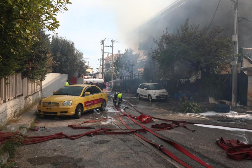 «Ακούστηκαν εκρήξεις, η φωτιά έγινε ανεξέλεγκτη»: Μαρτυρίες για τη μεγάλη πυρκαγιά στο Ίλιον που κατέκαψε μαγαζί και διαμερίσματα