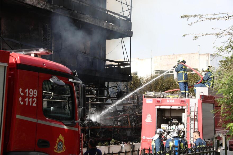 «Ακούστηκαν εκρήξεις, η φωτιά έγινε ανεξέλεγκτη»: Μαρτυρίες για τη μεγάλη πυρκαγιά στο Ίλιον που κατέκαψε μαγαζί και διαμερίσματα