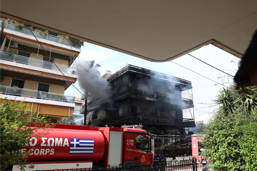 «Ακούστηκαν εκρήξεις, η φωτιά έγινε ανεξέλεγκτη»: Μαρτυρίες για τη μεγάλη πυρκαγιά στο Ίλιον που κατέκαψε μαγαζί και διαμερίσματα