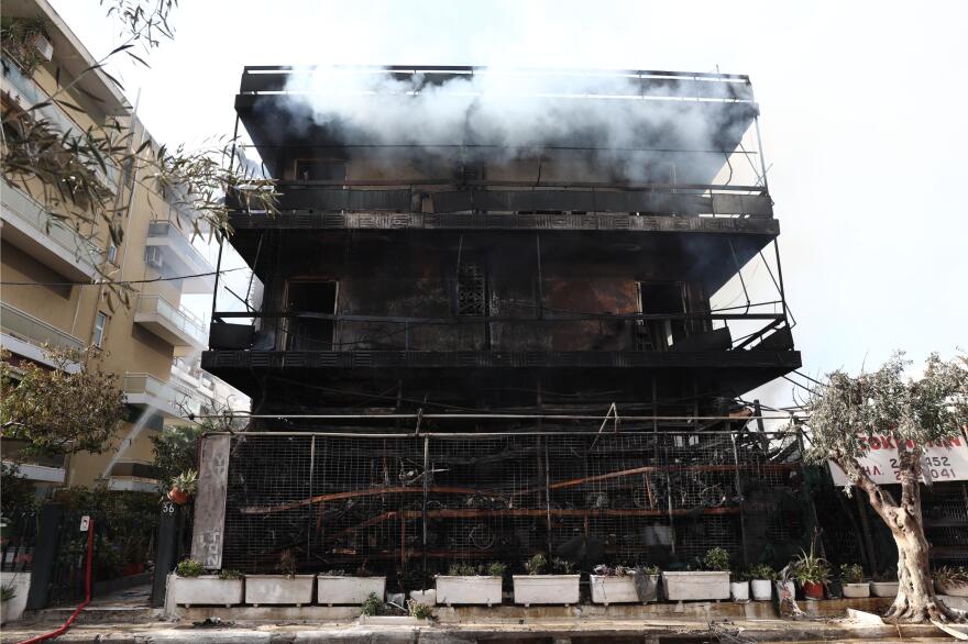 «Ακούστηκαν εκρήξεις, η φωτιά έγινε ανεξέλεγκτη»: Μαρτυρίες για τη μεγάλη πυρκαγιά στο Ίλιον που κατέκαψε μαγαζί και διαμερίσματα