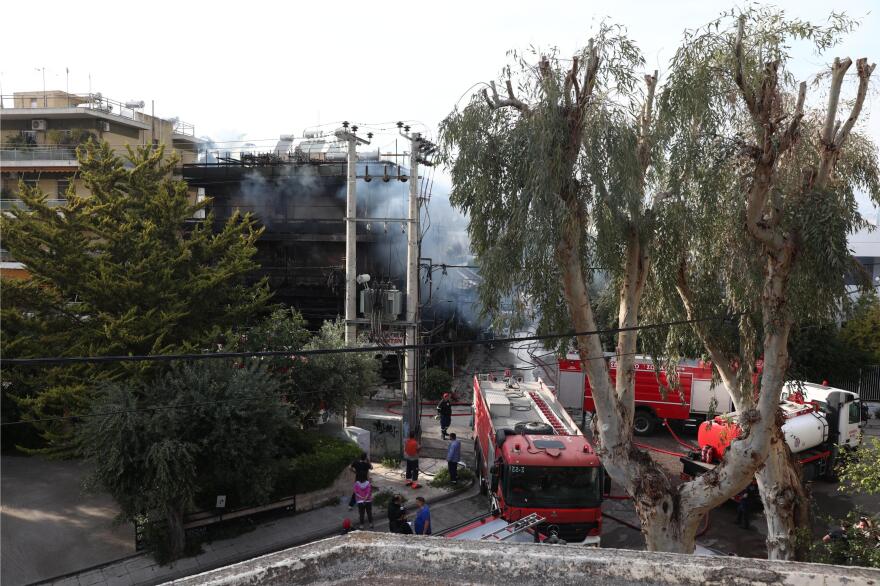 «Ακούστηκαν εκρήξεις, η φωτιά έγινε ανεξέλεγκτη»: Μαρτυρίες για τη μεγάλη πυρκαγιά στο Ίλιον που κατέκαψε μαγαζί και διαμερίσματα