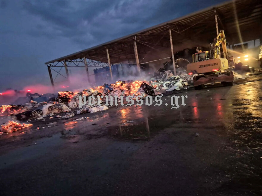 Μαίνεται η φωτιά σε εργοστάσιο παραγωγής βαμβακιού στον Ορχομενό Βοιωτίας, δείτε βίντεο και φωτογραφίες