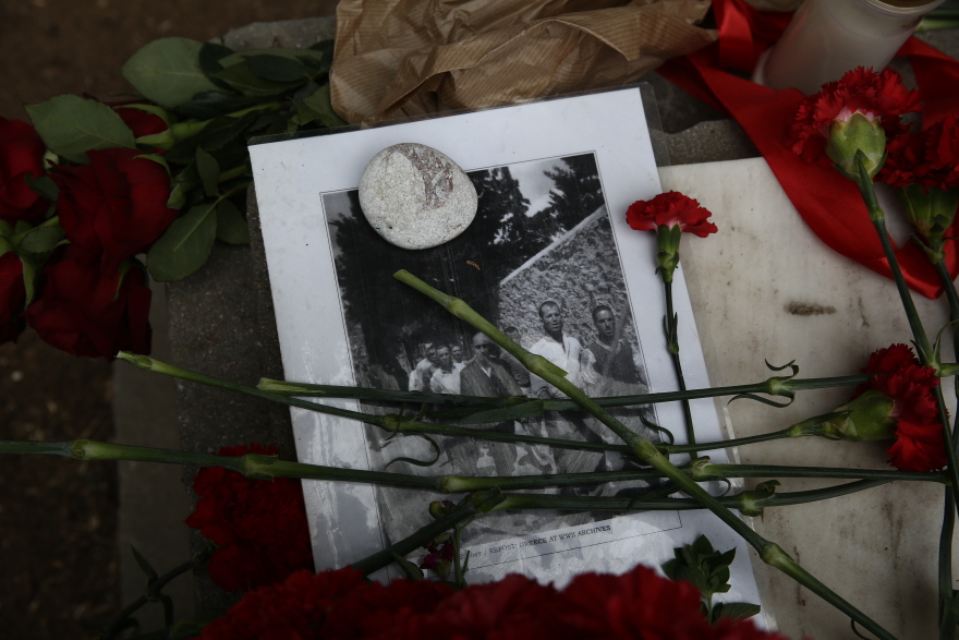 Με φωτογραφίες των 200 εκτελεσθέντων και κόκκινα λουλούδια τίμησαν την Πρωτομαγιά στο σκοπευτήριο της Καισαριανής
