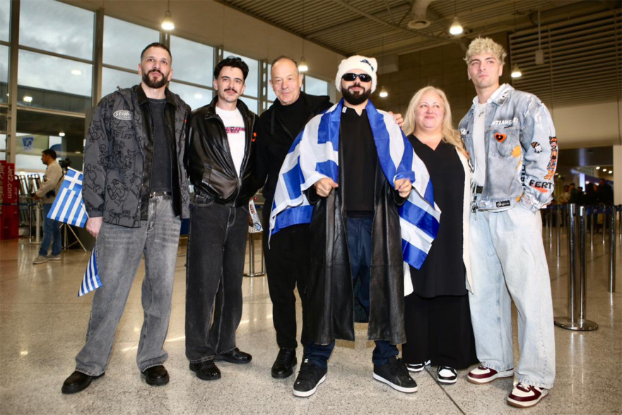 Eurovision 2026: Με την ελληνική σημαία στα χέρια ο Ακύλας, αναχώρησε για Βιέννη η ελληνική αποστολή
