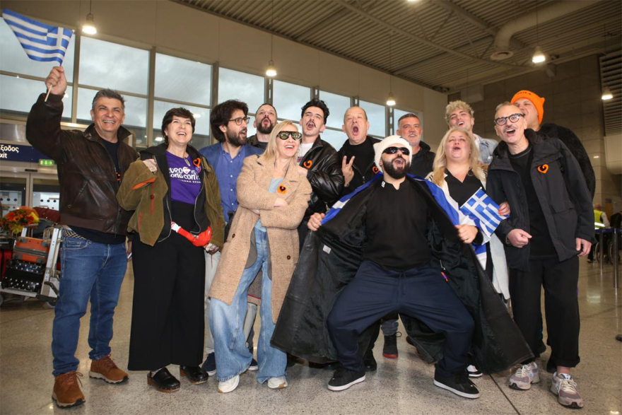 Eurovision 2026: Με την ελληνική σημαία στα χέρια ο Ακύλας, αναχώρησε για Βιέννη η ελληνική αποστολή