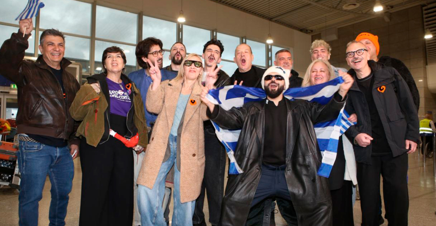 Eurovision 2026: Με την ελληνική σημαία στα χέρια ο Ακύλας, αναχώρησε για Βιέννη η ελληνική αποστολή