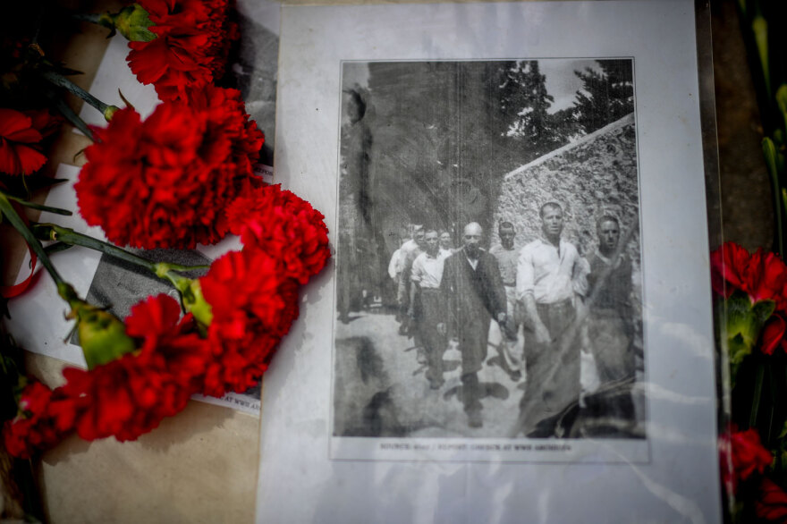 Με φωτογραφίες των 200 εκτελεσθέντων και κόκκινα λουλούδια τίμησαν την Πρωτομαγιά στο Σκοπευτήριο της Καισαριανής
