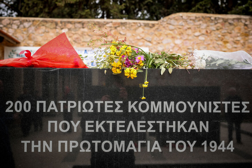 Με φωτογραφίες των 200 εκτελεσθέντων και κόκκινα λουλούδια τίμησαν την Πρωτομαγιά στο σκοπευτήριο της Καισαριανής
