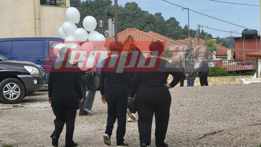Με λευκά μπαλόνια το τελευταίο «αντίο» στον 13χρονο Κωνσταντίνο που σκοτώθηκε με πατίνι
