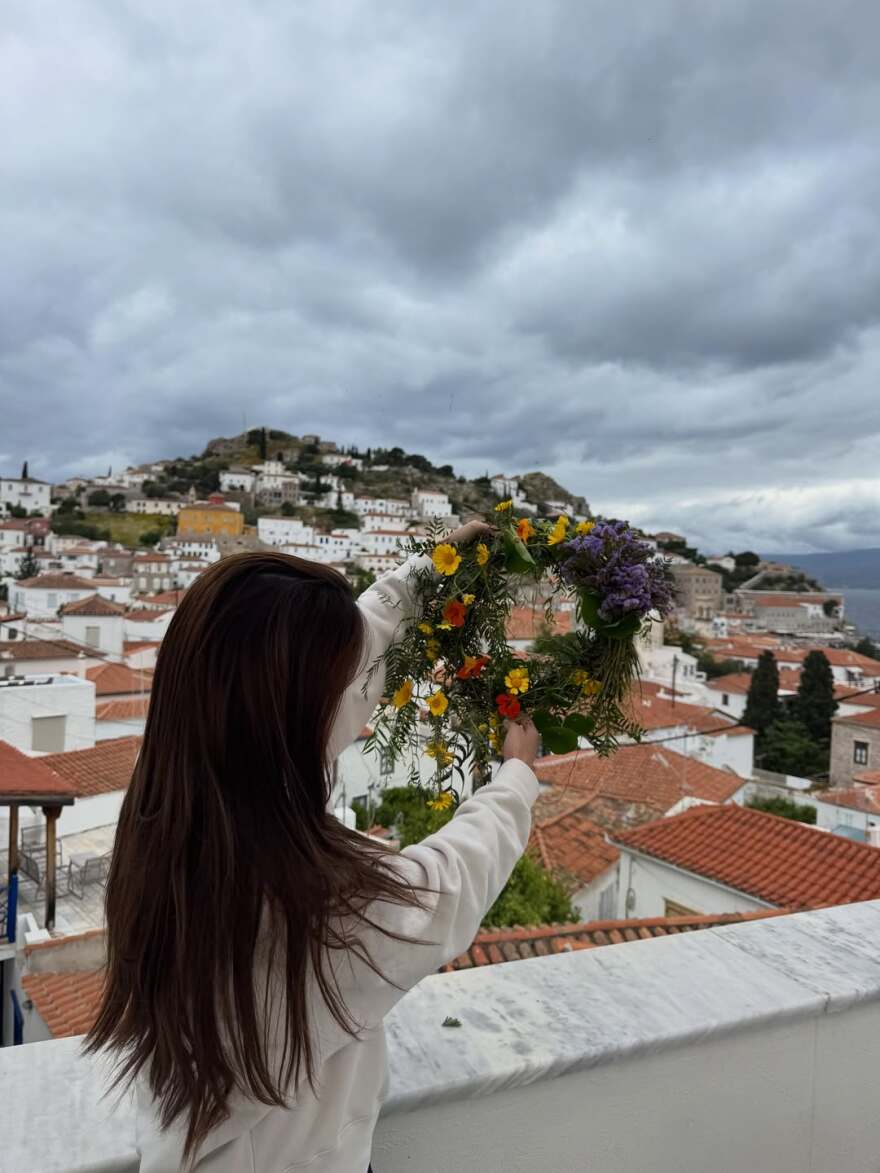 Η Ηλιάνα Παπαγεωργίου έφτιαξε στεφάνι για την Πρωτομαγιά στην Ύδρα