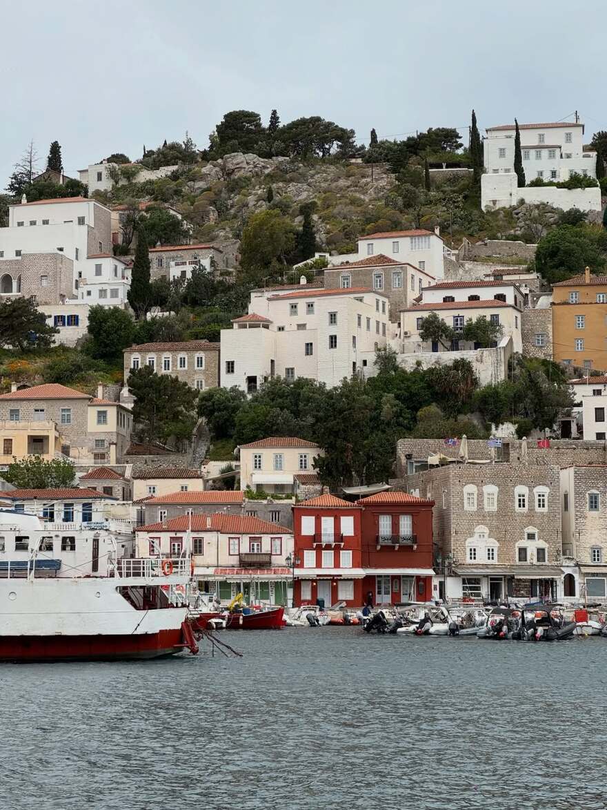 Η Ηλιάνα Παπαγεωργίου έφτιαξε στεφάνι για την Πρωτομαγιά στην Ύδρα