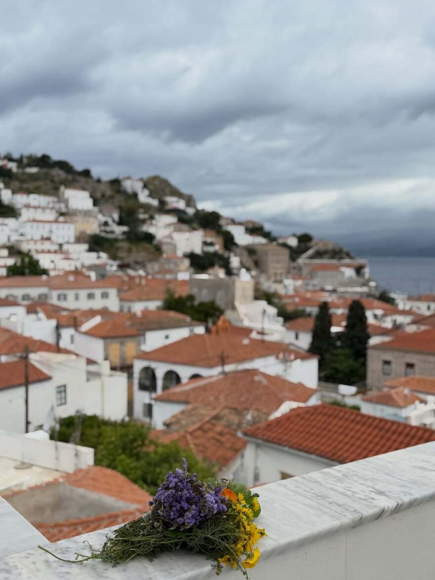 Η Ηλιάνα Παπαγεωργίου έφτιαξε στεφάνι για την Πρωτομαγιά στην Ύδρα