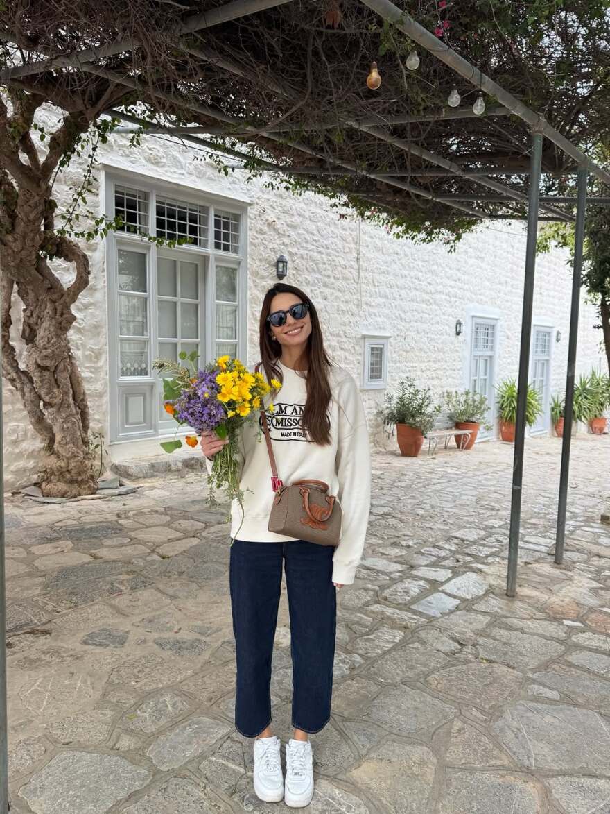 Η Ηλιάνα Παπαγεωργίου έφτιαξε στεφάνι για την Πρωτομαγιά στην Ύδρα