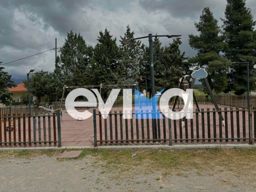 Εύβοια: Άγνωστοι έκλεψαν κούνιες από παιδική χαρά, δείτε εικόνες