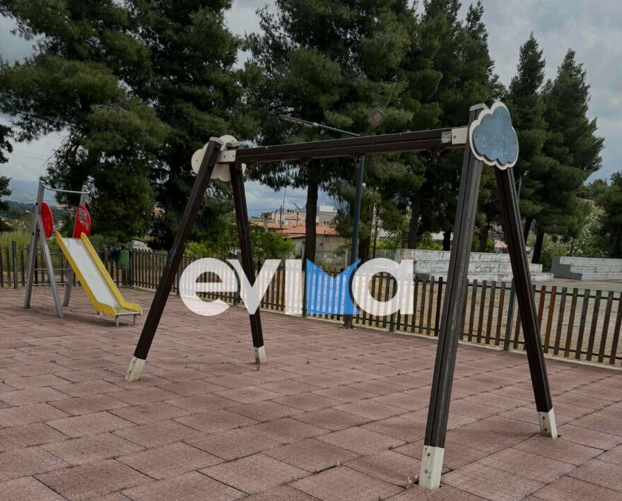 Εύβοια: Άγνωστοι έκλεψαν κούνιες από παιδική χαρά, δείτε εικόνες