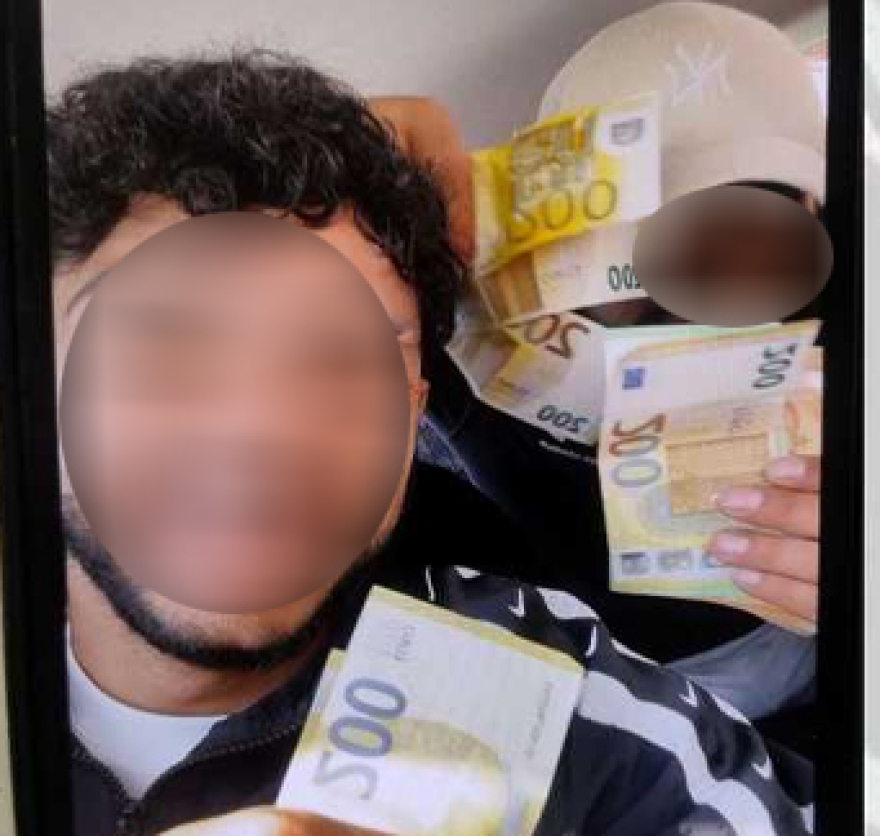 «Φάμπρικα» τηλεφωνικών απατών στα Χανιά: Στόχευαν και «ξάφριζαν» ηλικιωμένους, πόζαραν με λεφτά και κλοπιμαία - Τα ντοκουμέντα της δράσης τους