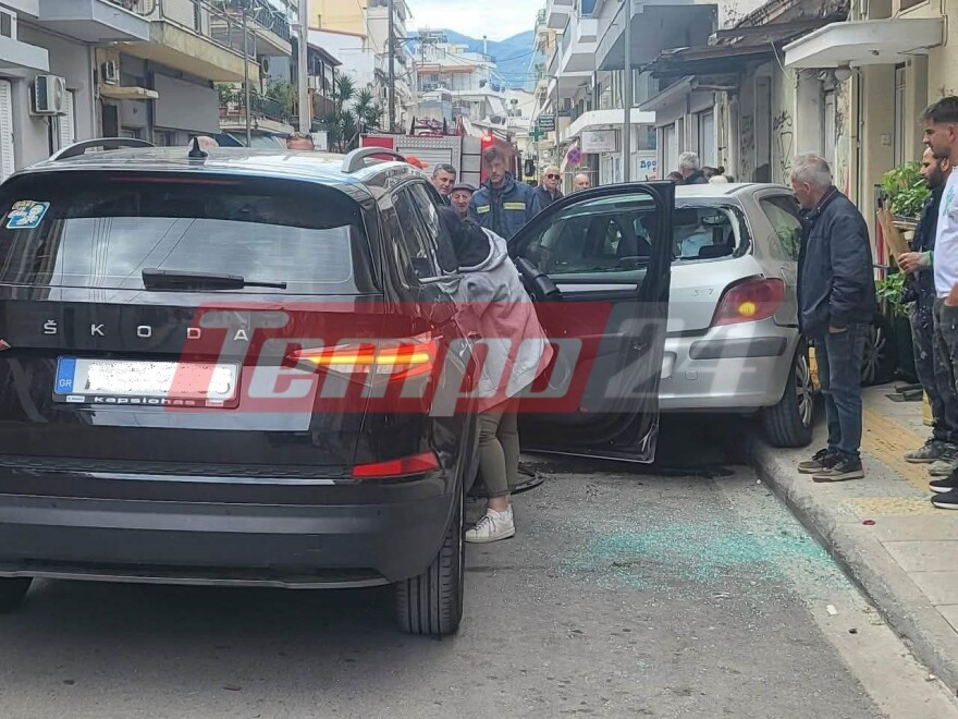 Πάτρα: Οδηγός έπεσε πάνω σε σταθμευμένο ΙΧ, το… ανέβασε στο πεζοδρόμιο και χτύπησε πεζή, δείτε εικόνες