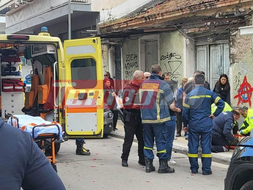 Πάτρα: Οδηγός έπεσε πάνω σε σταθμευμένο ΙΧ, το… ανέβασε στο πεζοδρόμιο και χτύπησε πεζή, δείτε εικόνες