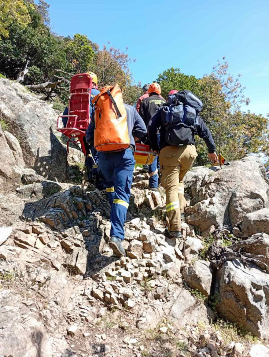 Επιχείρηση διάσωσης τραυματισμένης γυναίκας από το ρέμα του Φονιά στη Σαμοθράκη, δείτε φωτογραφίες