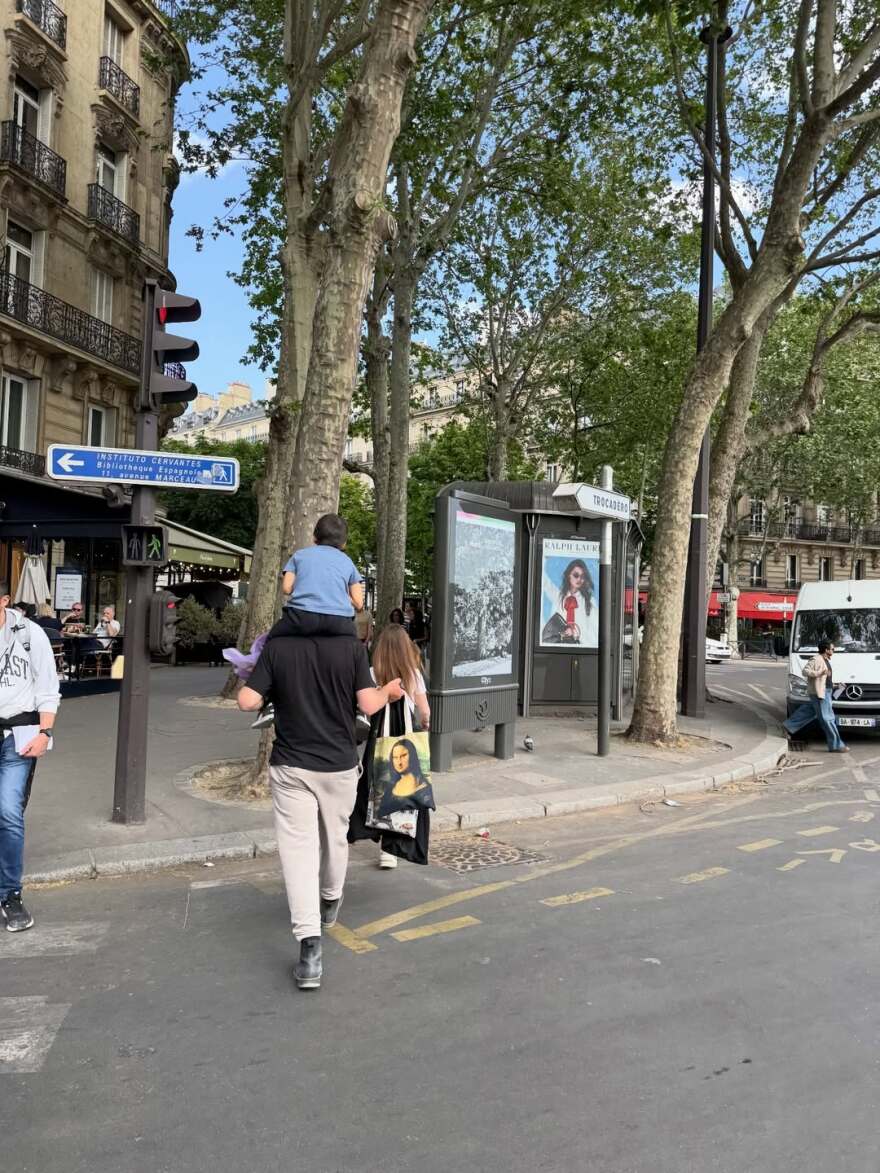 Η Σταματίνα Τσιμτσιλή υποδέχτηκε τον Μάιο στο Παρίσι μαζί με την οικογένειά της, δείτε φωτογραφίες