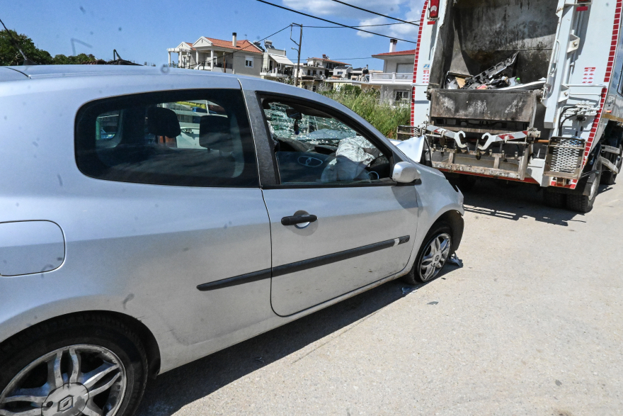 Δύο τραυματίες μετά από σύγκρουση αυτοκινήτου με απορριμματοφόρο στο Άργος, δείτε φωτογραφίες
