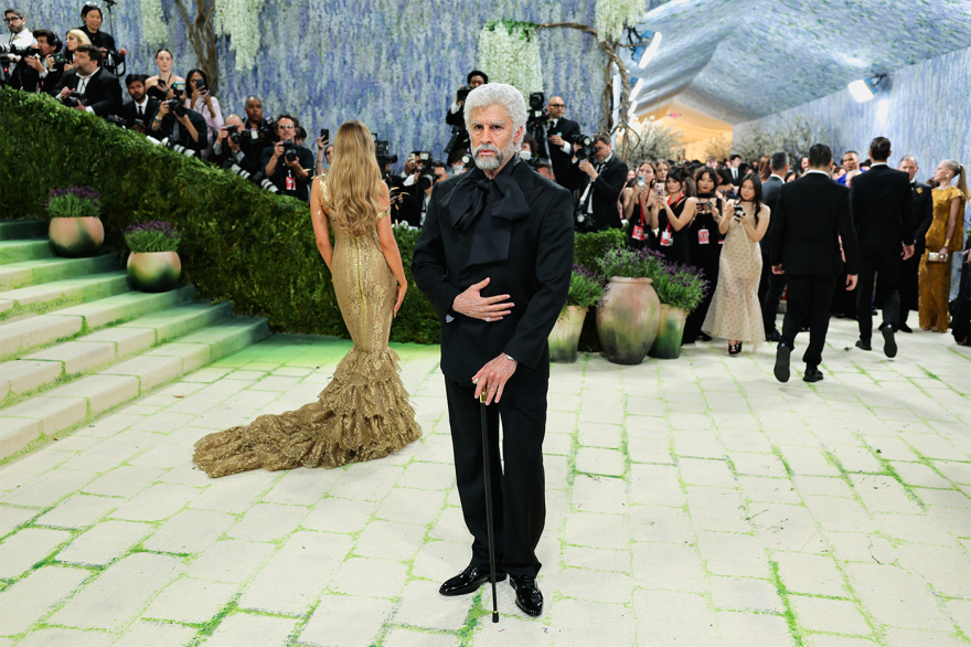 Οι εμφανίσεις του Met Gala: H «χτισμένη» Κιμ Καρντάσιαν, η αρχαιοελληνική Αν Χάθαγουεϊ και η μεγάλη επιστροφή της Μπιγιονσέ