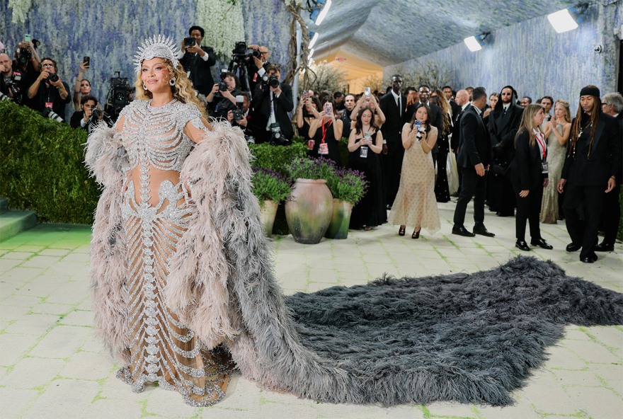 Οι εμφανίσεις του Met Gala:  H «χτισμένη» Κιμ Καρντάσιαν, η αρχαιοελληνική Αν Χάθαγουεϊ και η μεγάλη επιστροφή της Μπιγιονσέ