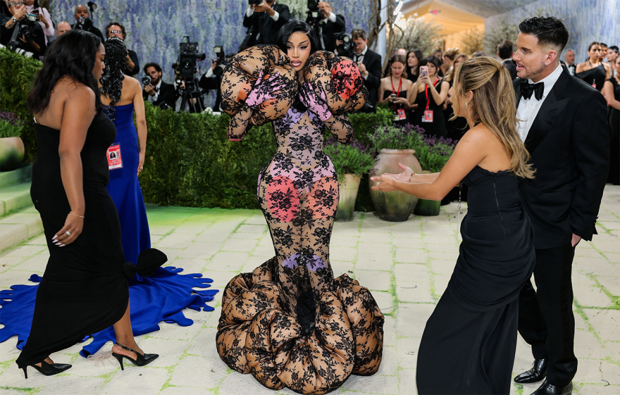 Οι εμφανίσεις του Met Gala: H «χτισμένη» Κιμ Καρντάσιαν, η αρχαιοελληνική Αν Χάθαγουεϊ και η μεγάλη επιστροφή της Μπιγιονσέ