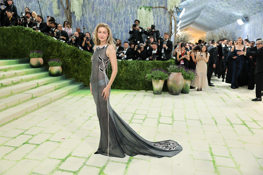 Οι εμφανίσεις του Met Gala: H «χτισμένη» Κιμ Καρντάσιαν, η αρχαιοελληνική Αν Χάθαγουεϊ και η μεγάλη επιστροφή της Μπιγιονσέ