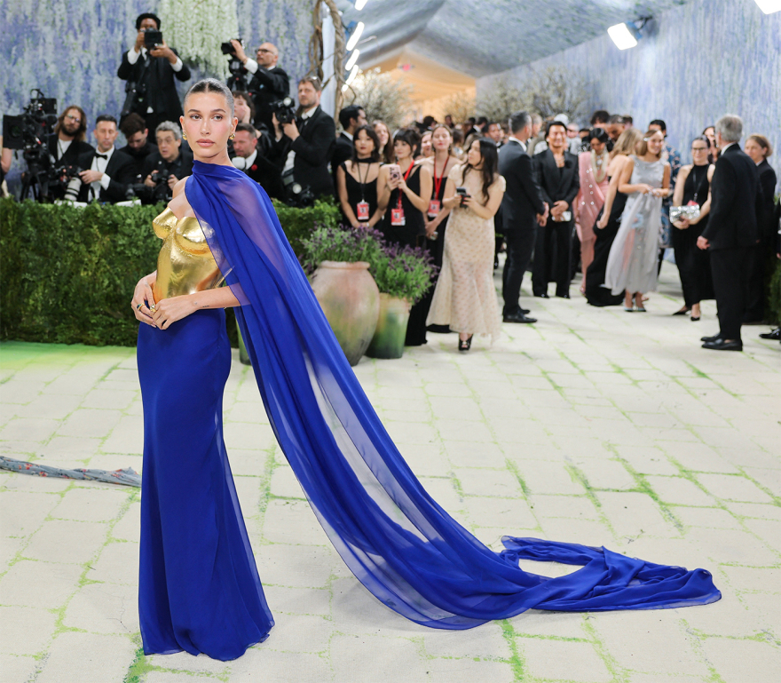 Οι εμφανίσεις του Met Gala:  H «χτισμένη» Κιμ Καρντάσιαν, η αρχαιοελληνική Αν Χάθαγουεϊ και η μεγάλη επιστροφή της Μπιγιονσέ