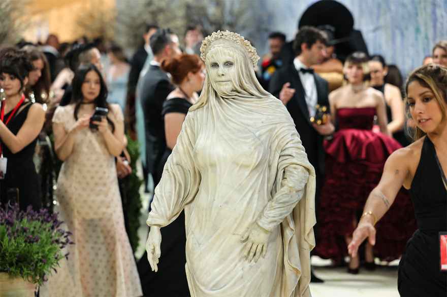 Οι εμφανίσεις του Met Gala: H «χτισμένη» Κιμ Καρντάσιαν, η αρχαιοελληνική Αν Χάθαγουεϊ και η μεγάλη επιστροφή της Μπιγιονσέ