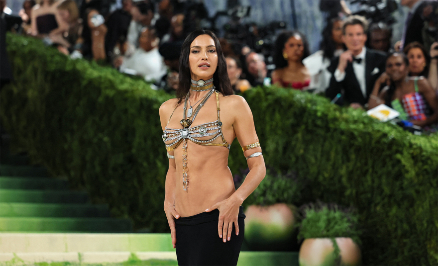 Οι εμφανίσεις του Met Gala: H «χτισμένη» Κιμ Καρντάσιαν, η αρχαιοελληνική Αν Χάθαγουεϊ και η μεγάλη επιστροφή της Μπιγιονσέ