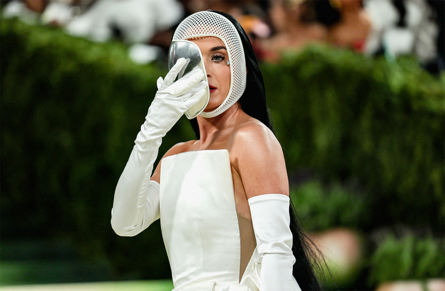 Οι εμφανίσεις του Met Gala: H «χτισμένη» Κιμ Καρντάσιαν, η αρχαιοελληνική Αν Χάθαγουεϊ και η μεγάλη επιστροφή της Μπιγιονσέ