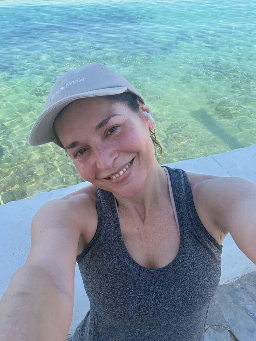 Η Βαλέρια Κουρούπη φόρεσε μοβ μπικίνι και πήγε στην παραλία, το άλμπουμ των διακοπών της στη Μύκονο
